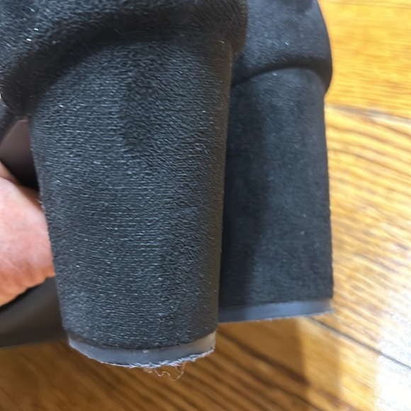 Black suede block heel open toe style ladies shoes. Ankle strap.Size 42 (US10). - Picture 10 of 11